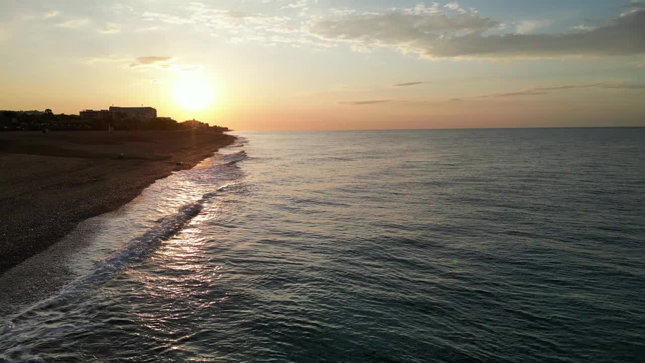 美丽的空中日出海景在空旷的海滩上，惊人的云景，4K视频素材