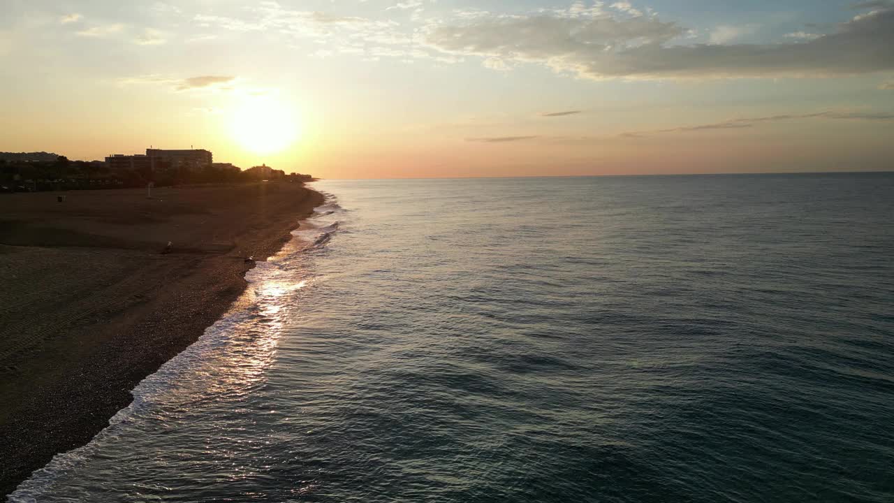 美丽的空中日出海景在空旷的海滩上，惊人的云景，4K视频下载