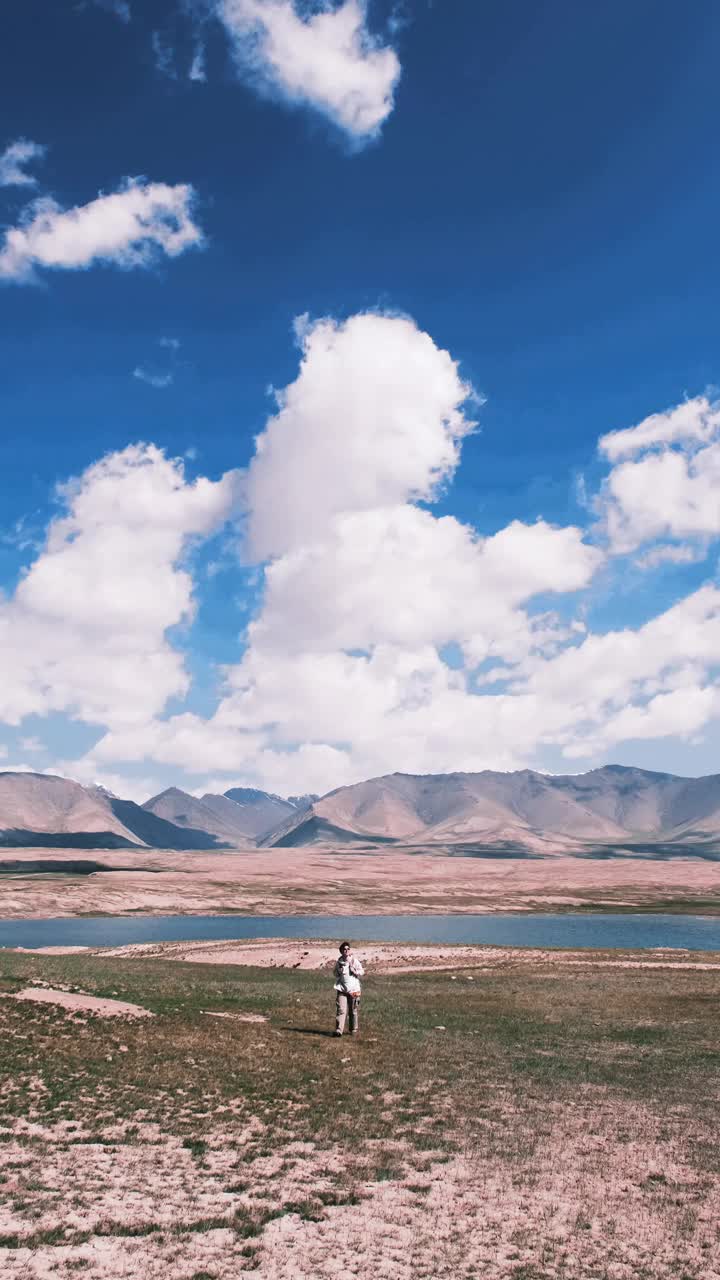 一名游客正在环山湖徒步旅行视频素材