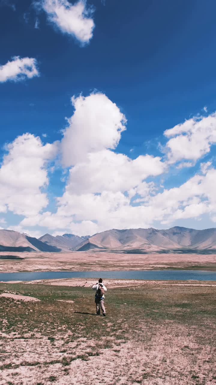 一名游客正在环山湖徒步旅行视频素材