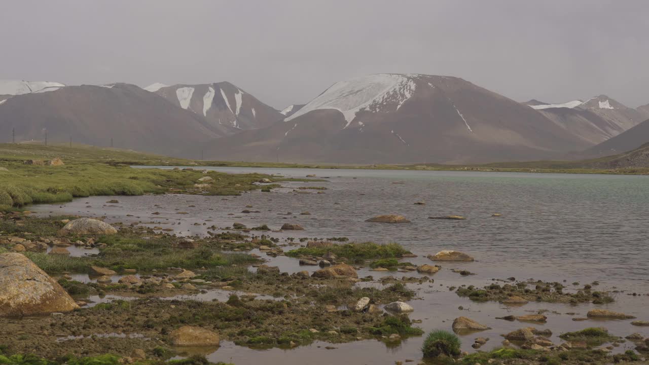 帕特-巴什克湖位于天山中部山区。吉尔吉斯斯坦，Barskoon峡谷，海拔3598米视频下载