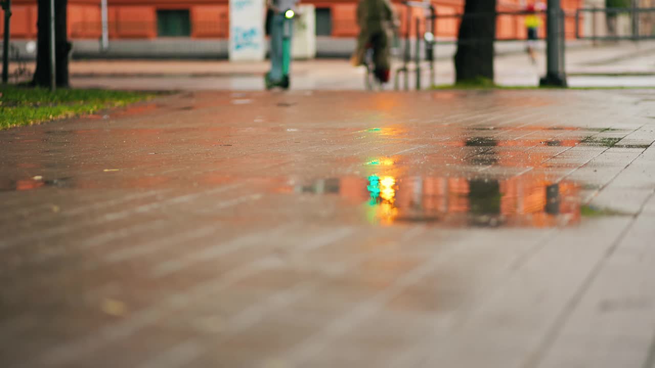 一段慢动作视频，捕捉雨后城市街道上的倒影，营造出宁静祥和的氛围视频素材