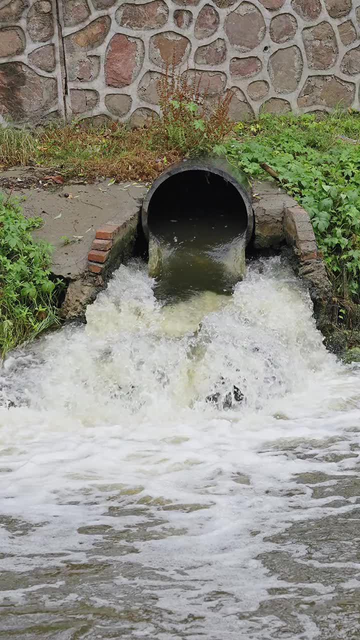 污水从管道排入河中。水污染、环境污染的概念视频素材