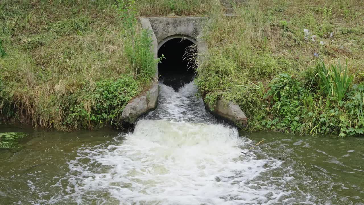 污水从管道排入河中。水污染、环境污染的概念视频素材