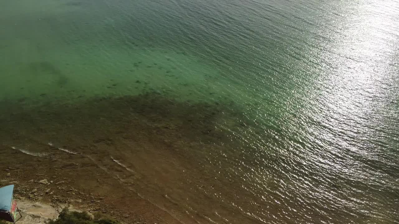 春天的海水。早春的沙滩和平静的海湾鸟瞰图。藻类的生长。音乐或标题的背景。文本或广告的复制空间。克罗地亚罗维尼——2024年3月5日视频下载