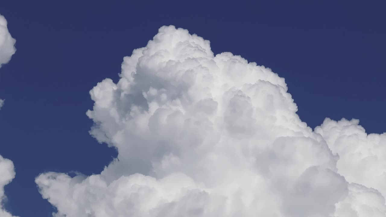 稠密的云聚集在蓝天的背景。特写镜头视频素材
