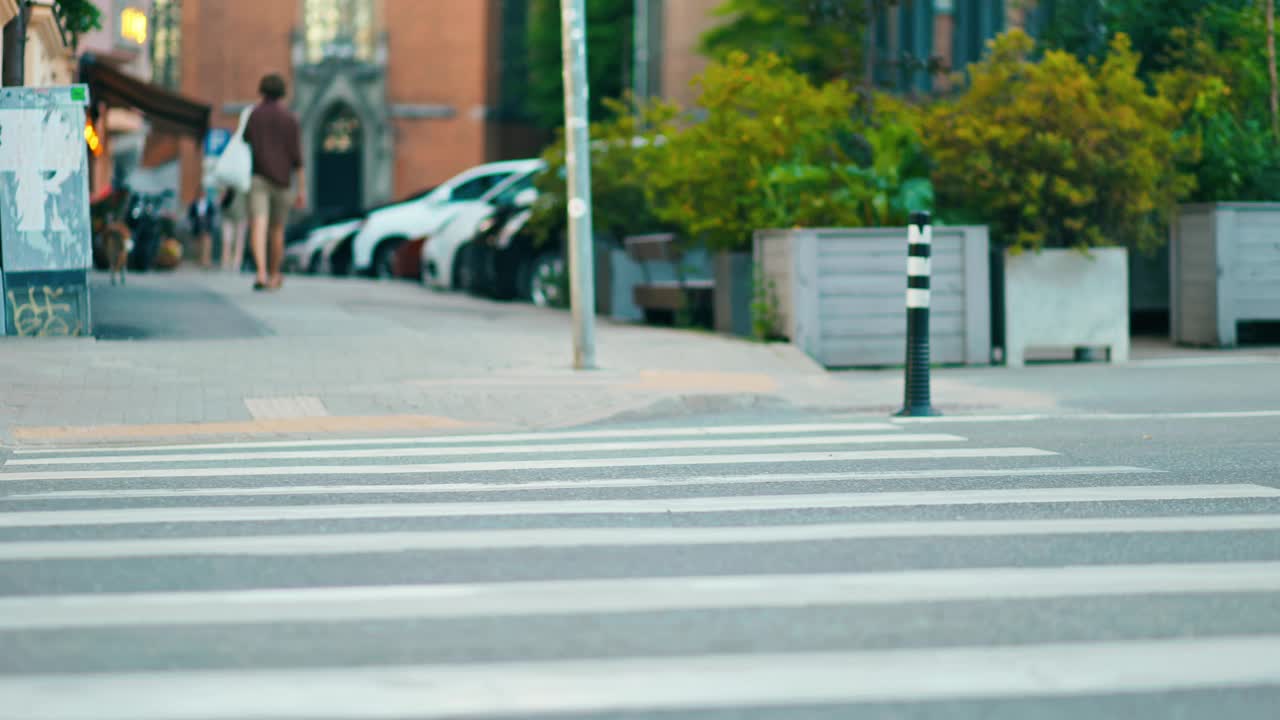 白天，人们在城市道路上缓慢移动的宁静景象，捕捉到了城市的流动视频素材