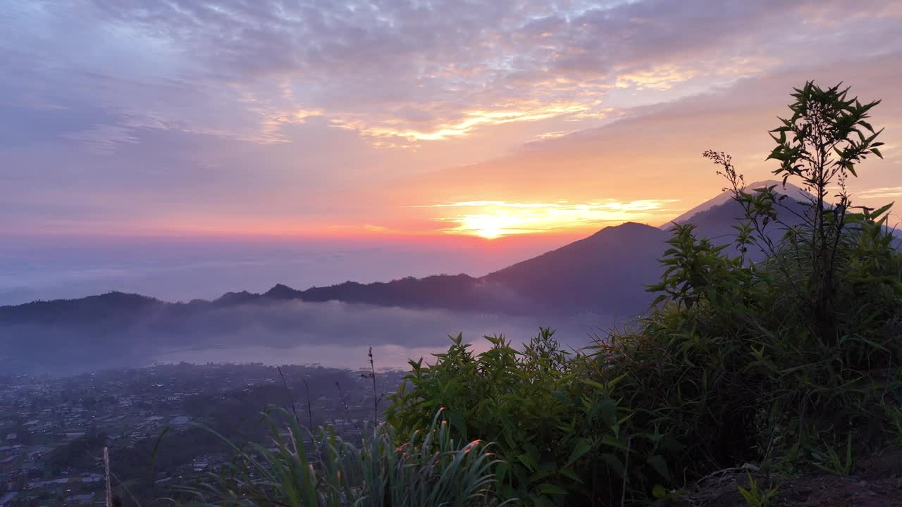 清晨的阳光照亮了巴厘岛的巴图尔火山视频下载