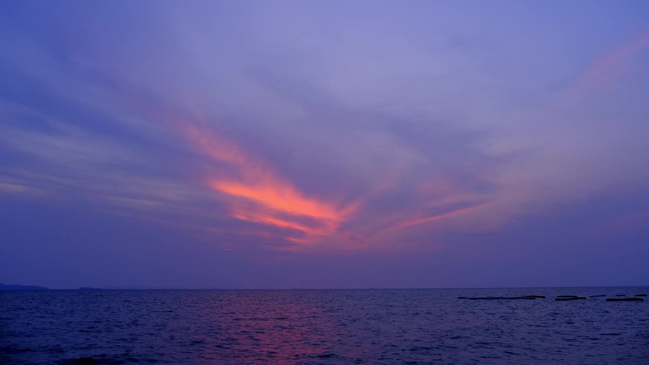 黄昏和黎明的天空与积云的时间流逝在海洋在一个傍晚4k镜头。视频素材