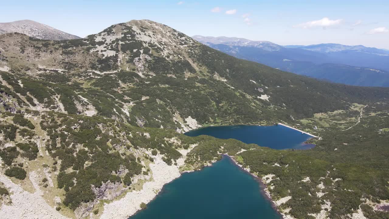 夏季景观的里拉山附近的死亡和鱼湖，保加利亚视频素材