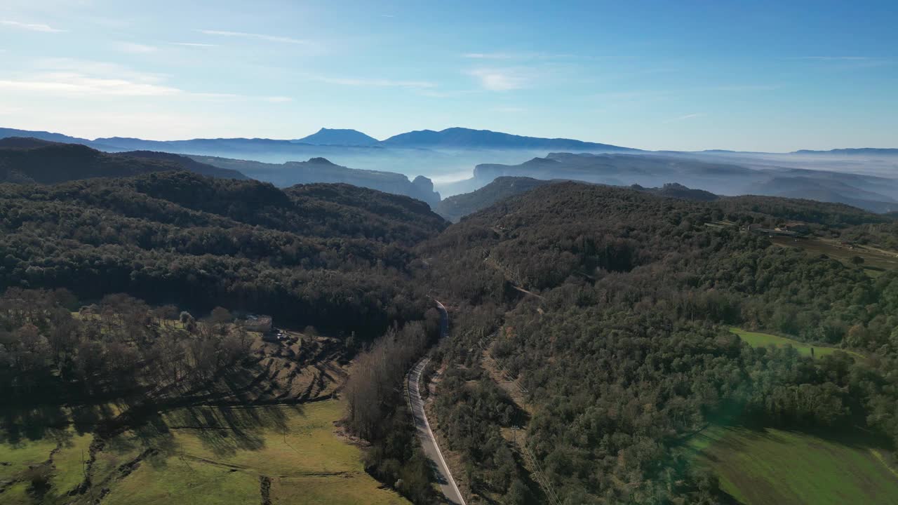 巴塞罗那的tavertet地区，展示了其郁郁葱葱的山丘和蜿蜒的道路，鸟瞰图视频素材