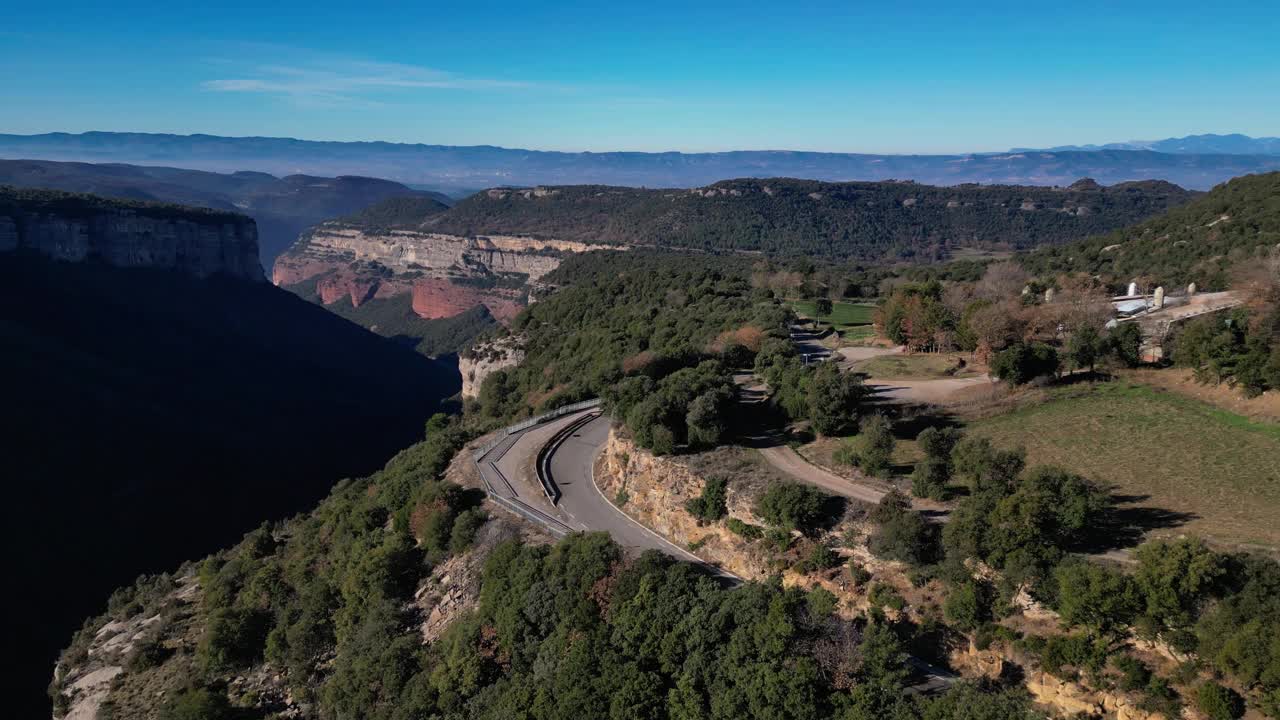 在巴塞罗那塔弗泰特地区，蜿蜒的道路穿过郁郁葱葱的绿色山丘和悬崖视频素材