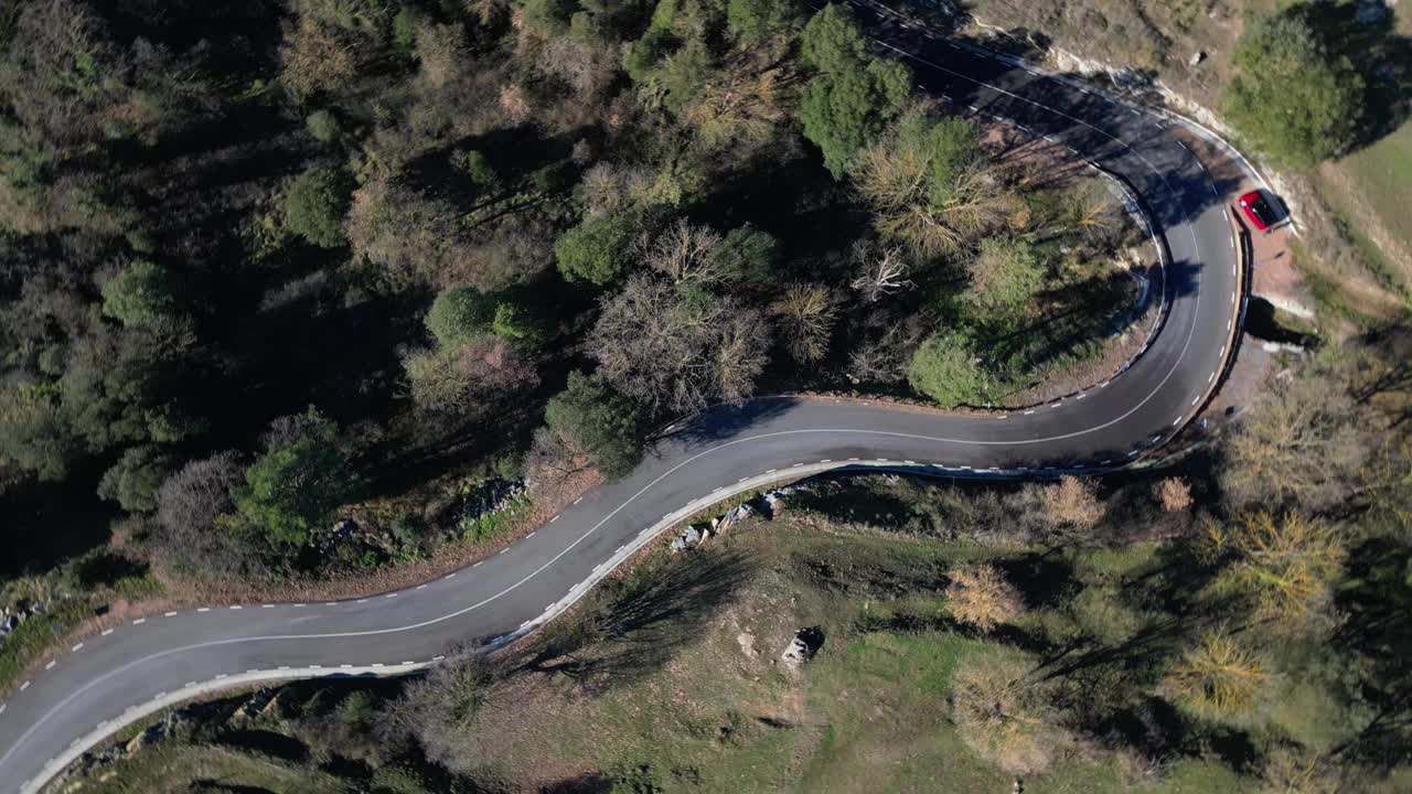 蜿蜒的道路穿过茂密的森林和绿色的田野，巴塞罗那Tavertet地区视频素材