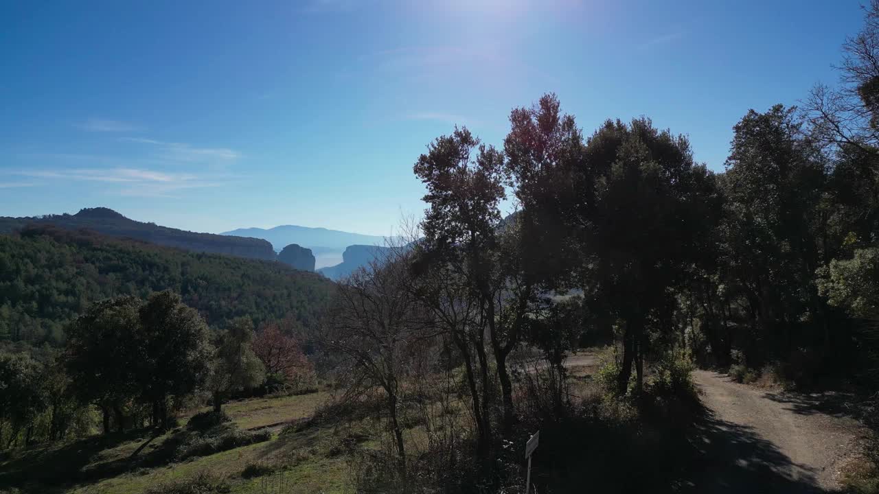 风景秀丽的Tavertet地区与郁郁葱葱的绿色植物和遥远的山脉在一个清澈的蓝天视频素材