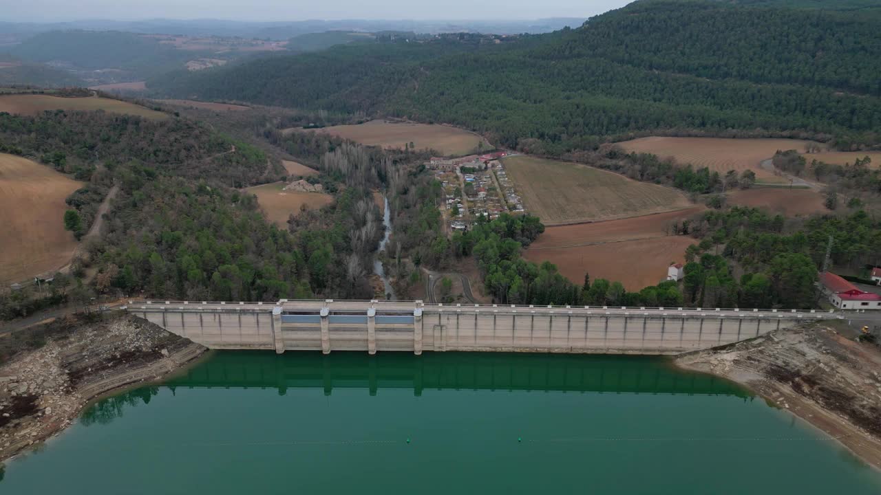 圣庞塞水库在卡多纳，巴塞罗那周围葱郁的青山，鸟瞰图视频素材