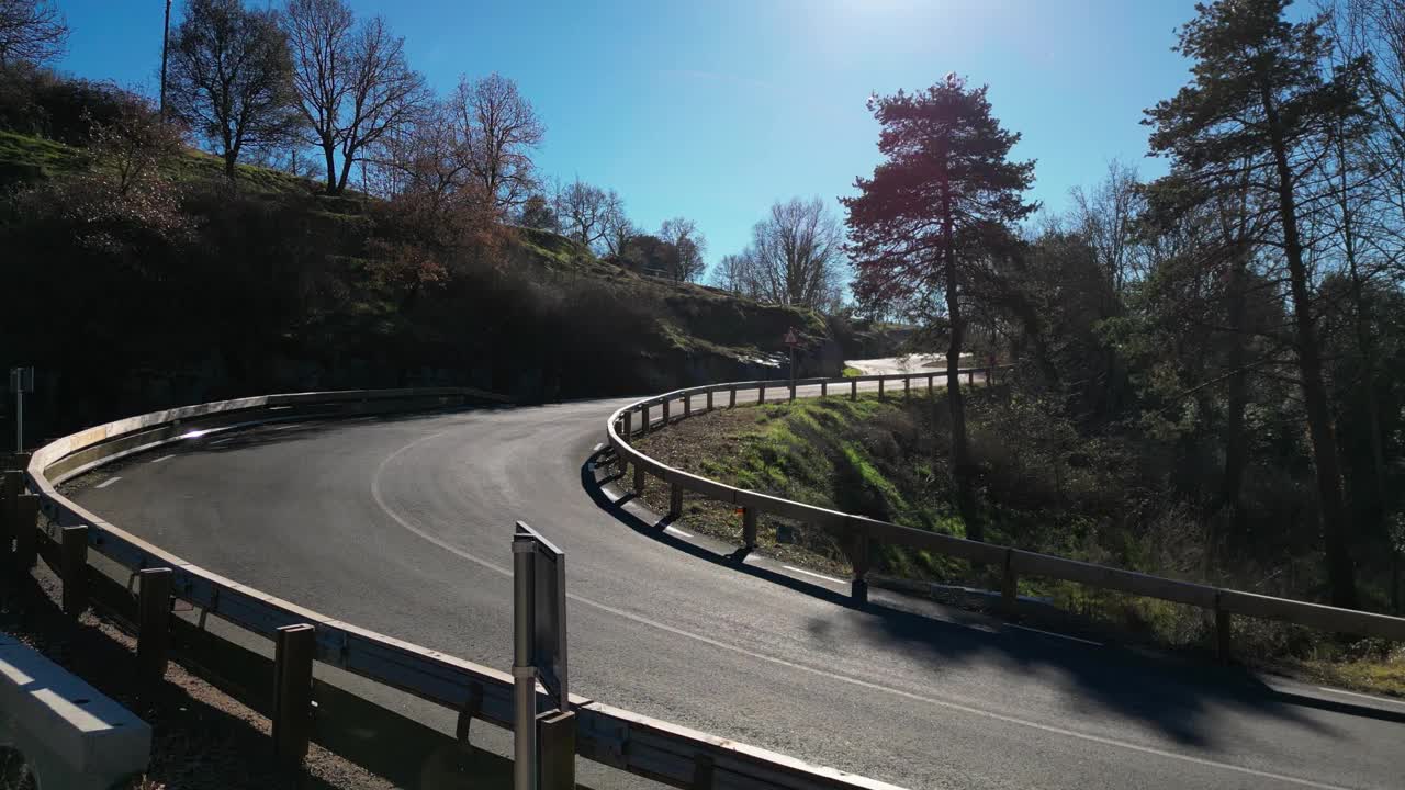 在一个阳光明媚的日子里，巴塞罗那Tavertet地区风景优美的蜿蜒道路被树木环绕视频素材