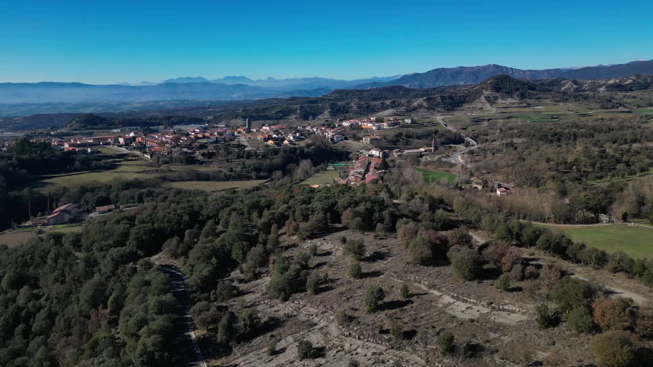 巴塞罗那的tavertet地区，远处的山脉和村庄，鸟瞰图视频素材