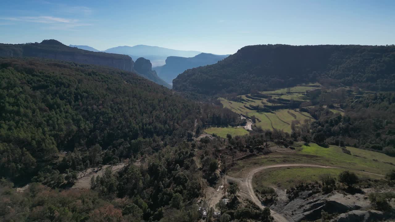 巴塞罗那风景优美的tavertet地区，连绵起伏的丘陵和郁郁葱葱的绿色景观，鸟瞰图视频素材