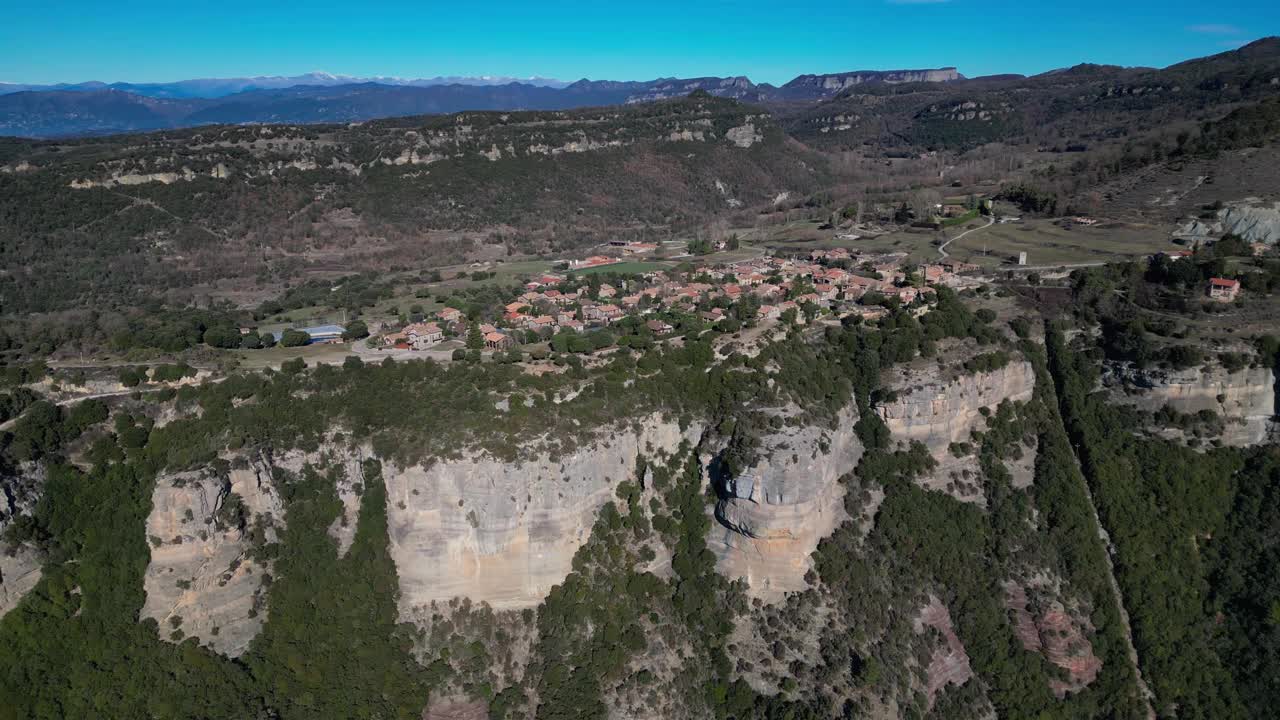 在巴塞罗那塔弗泰特地区与岩石悬崖和一个风景秀丽的村庄在一个阳光明媚的日子，鸟瞰图视频素材