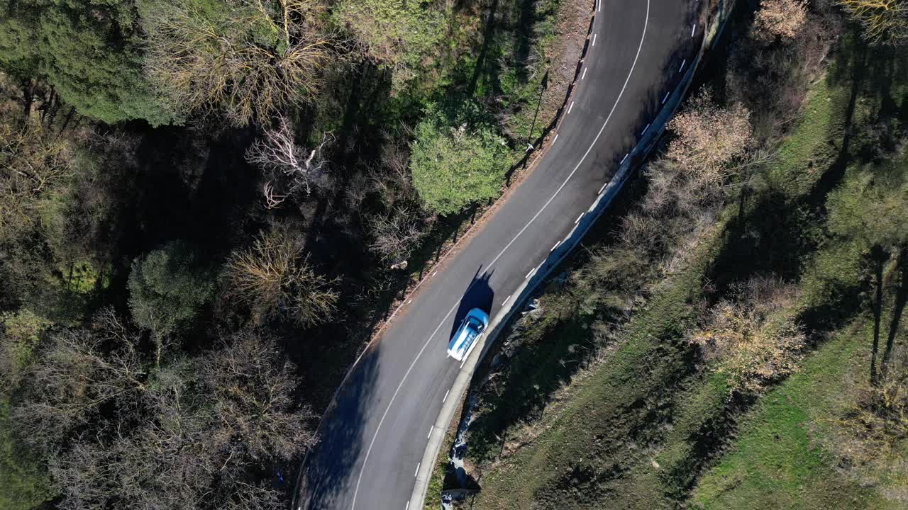 在tavertet地区，一辆汽车行驶在蜿蜒的道路上，穿过森林视频素材