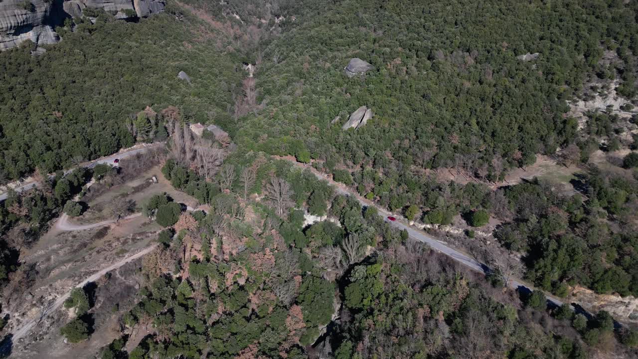 在巴塞罗那附近的tavertet地区，蜿蜒的道路穿过郁郁葱葱的绿色森林，鸟瞰视频素材