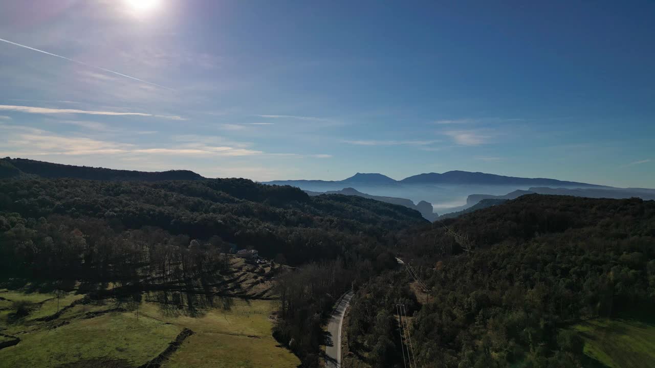 从空中俯瞰巴塞罗那郁郁葱葱的Tavertet地区和遥远的山脉视频素材