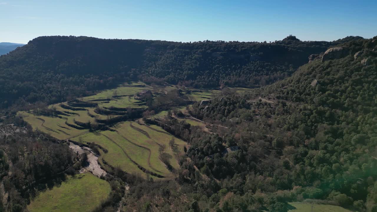 在一个晴朗的晴天，鸟瞰巴塞罗那塔弗泰特地区风景优美的梯田景观视频素材