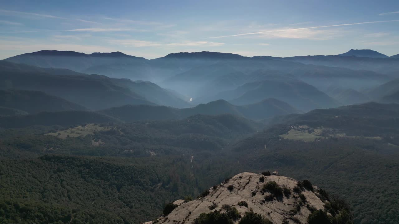 在湛蓝的天空下，郁郁葱葱的青山和山谷一览无余视频素材