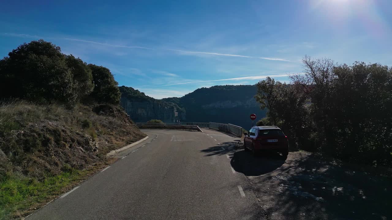 巴塞罗那塔弗泰特的一条风景秀丽的山路，湛蓝的天空和周围的悬崖视频素材