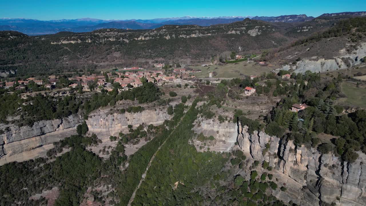 巴塞罗那Tavertet地区的悬崖和村庄，鸟瞰图视频素材