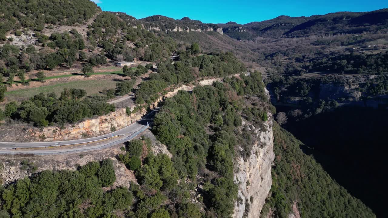 在巴塞罗那附近的tavertet山区，一条蜿蜒的道路，鸟瞰图视频素材