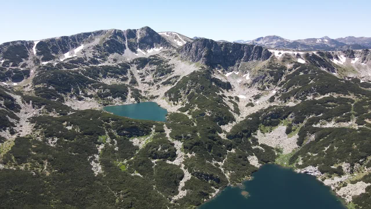 夏季景观的里拉山附近的死亡和鱼湖，保加利亚视频素材