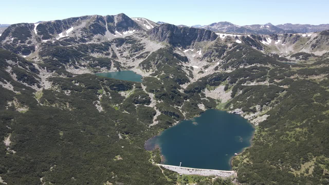 夏季景观的里拉山附近的死亡和鱼湖，保加利亚视频素材