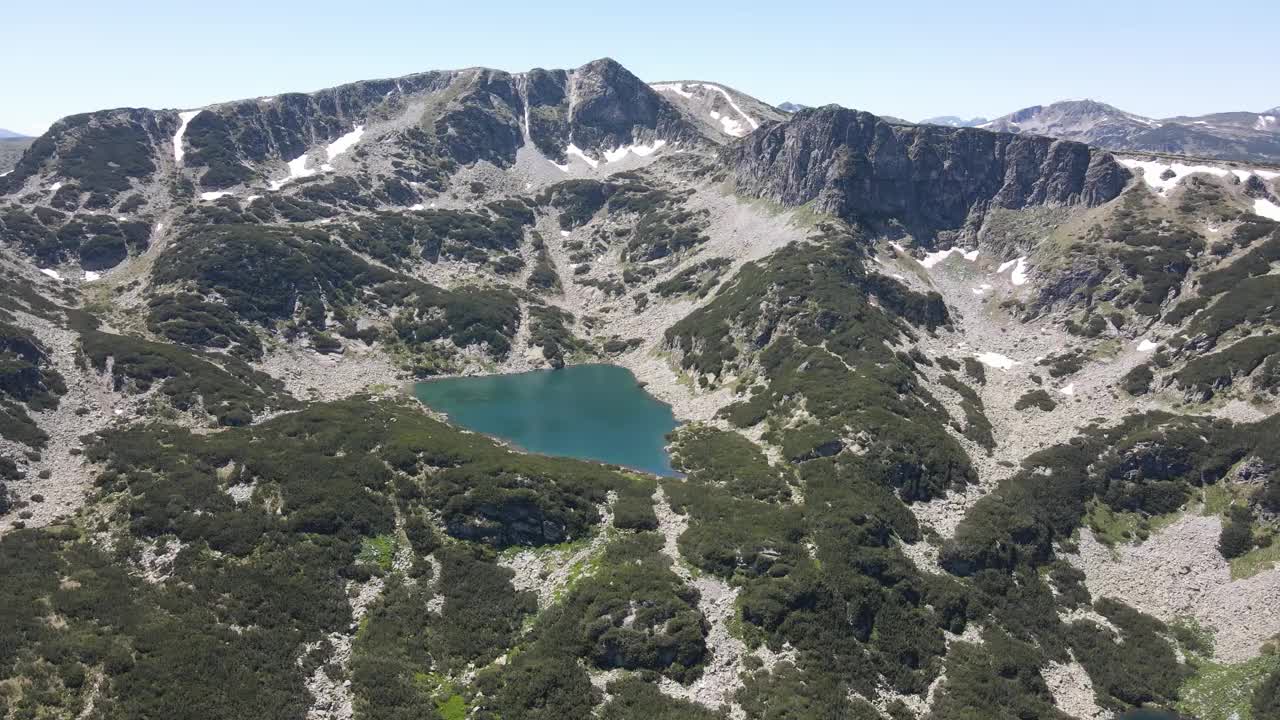 夏季景观的里拉山附近的死亡和鱼湖，保加利亚视频素材