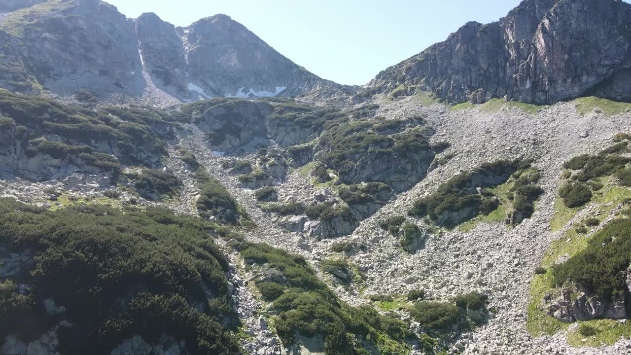 夏季景观的里拉山附近的死亡和鱼湖，保加利亚视频素材