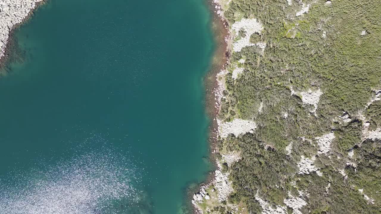 夏季景观的里拉山附近的死亡和鱼湖，保加利亚视频素材