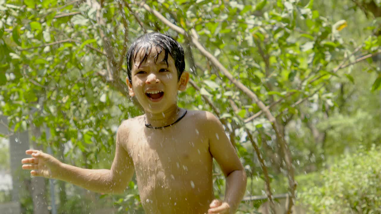 小男孩在院子里玩水视频素材