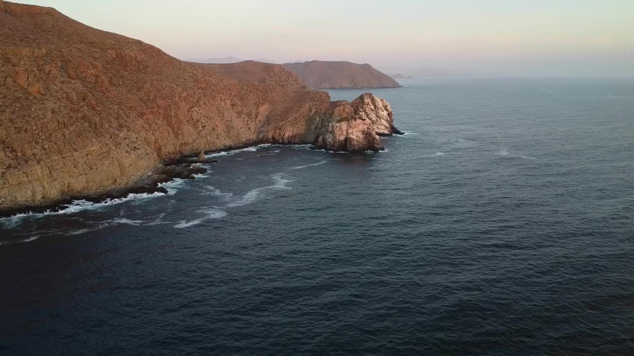 在蓬塔洛博斯的黄金时间，美丽的山景和岩石海岸线在下加利福尼亚南部，墨西哥视频素材