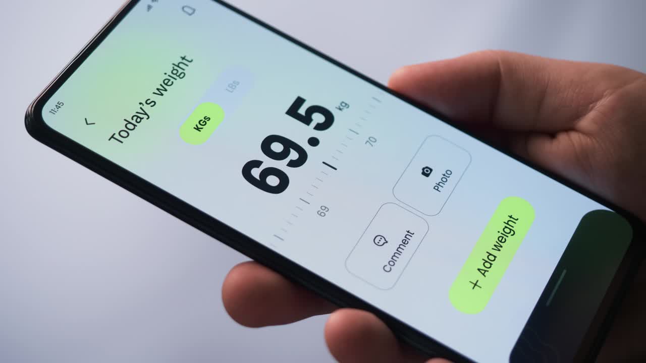 跟踪减肥进度。使用手机健身app监测减肥情况。虚构的接口。视频素材