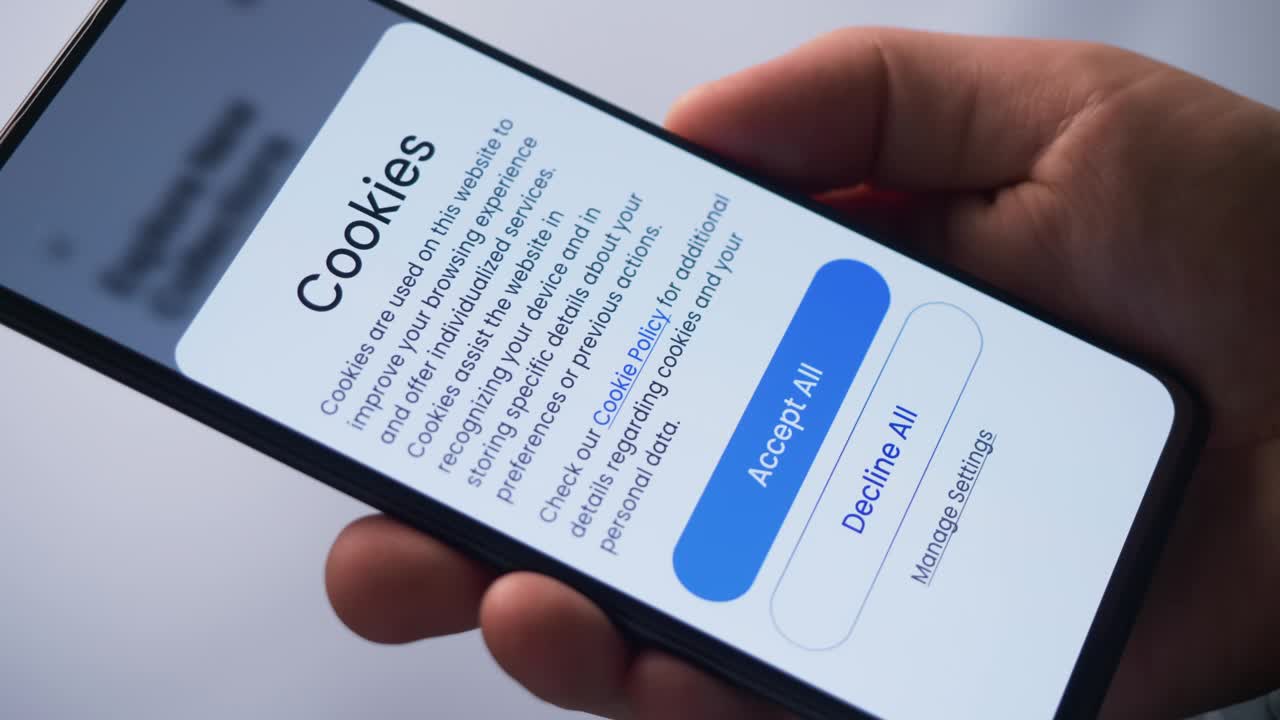 在智能手机上接受网页cookie。欧盟的通用数据保护条例GDPR。虚构的接口。视频下载