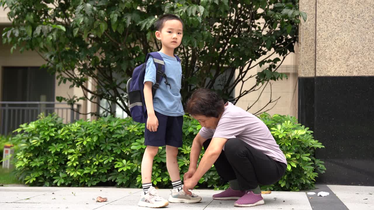 奶奶送孙子去上学视频素材