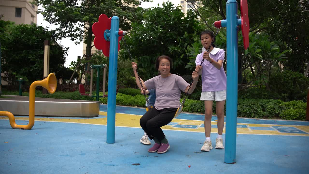 奶奶带孙子去锻炼和健身视频素材