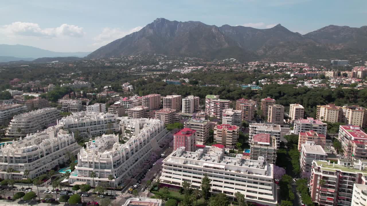 鸟瞰图:马拉加马贝拉现代海滨城市，群山环绕，风景优美，民居林立视频下载