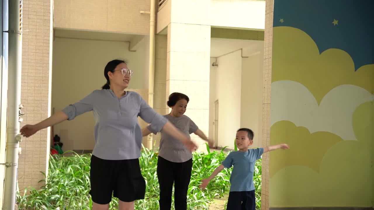 奶奶带孙子去锻炼和健身视频素材