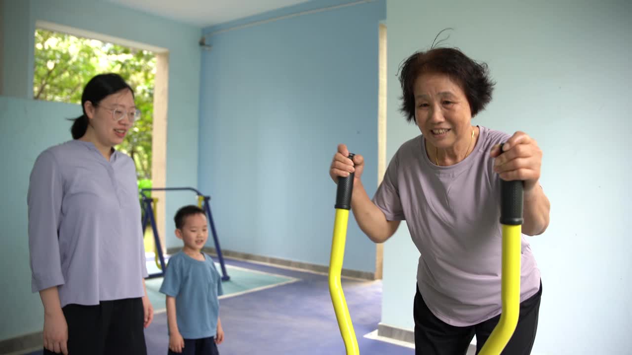 奶奶带孙子去锻炼和健身视频素材