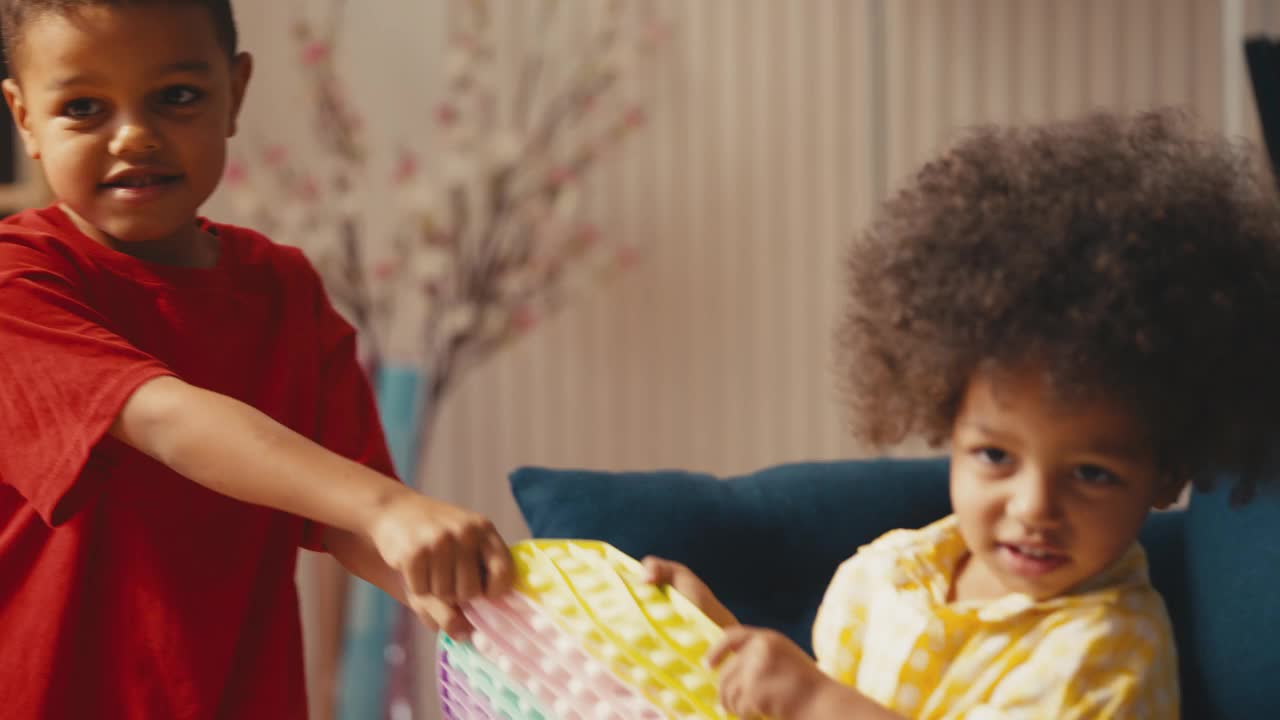 非裔美国小男孩在家里和哥哥争夺玩具视频下载