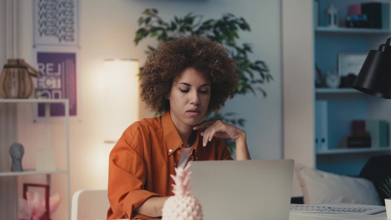 专注的非裔美国女性平面设计师在笔记本电脑上工作，自由职业者视频下载