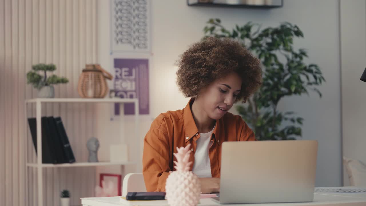 富有创造力的非裔美国平面设计师在平板电脑上画画，对工作感到满意视频下载
