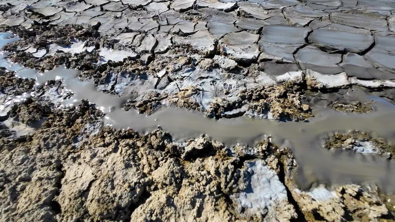 泥火山。一直活跃的泥火山被群山环绕视频素材