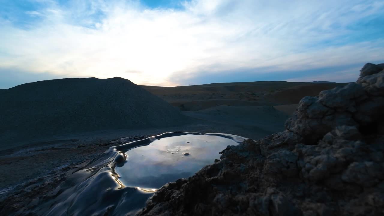 泥火山。一直活跃的泥火山被群山环绕视频素材